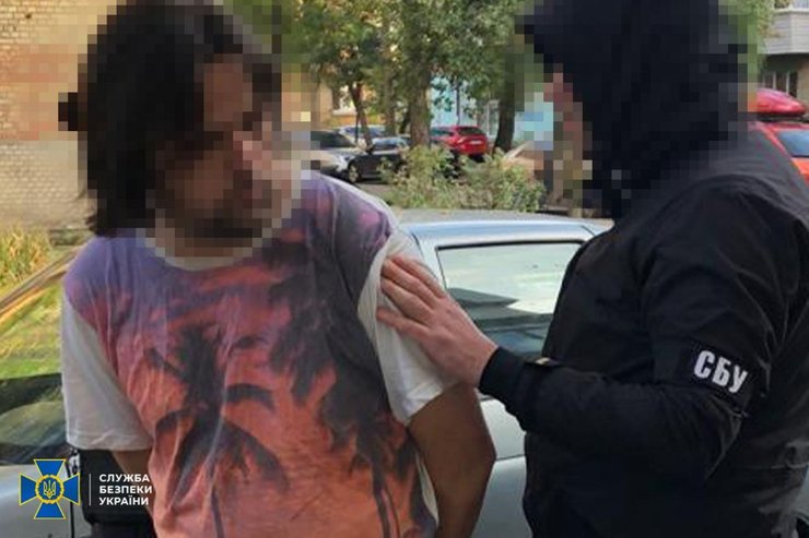 СБУ затримала чоловіка, який насміхався над могилами героїв на Майдані Незалежності