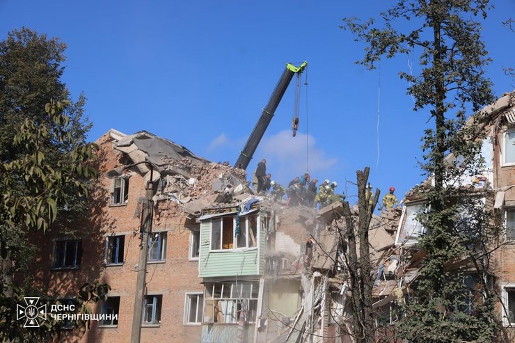 фото рятувальних робіт на руїнах п'ятиповерхівки у Прилуках, 7 жовтня