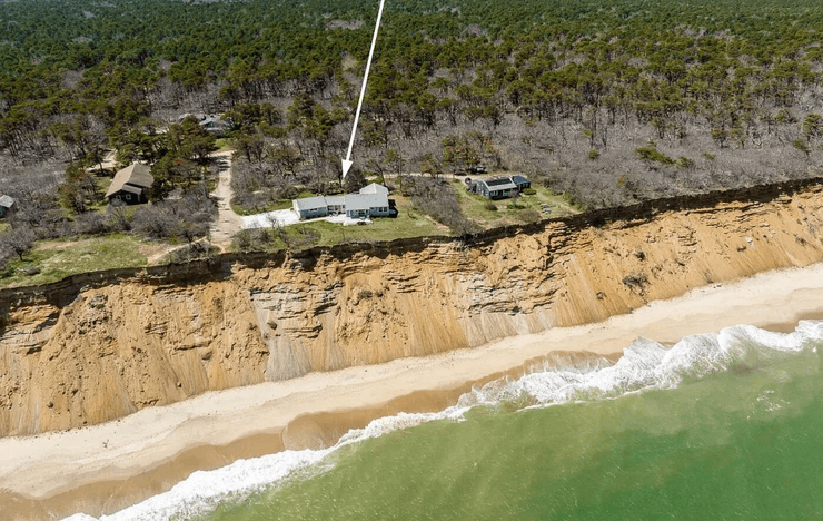 Пляжный домик в США, дом на краю обрыва, дом смоет волнами, риск разрушения, дешевая недвижимость, опасная сделка,