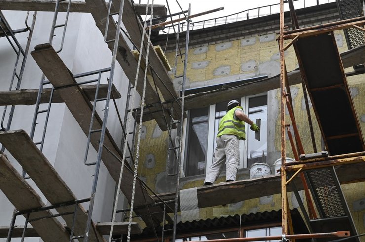 Утепление стен дома — важный этап, ведь именно через них теряются 60% тепла