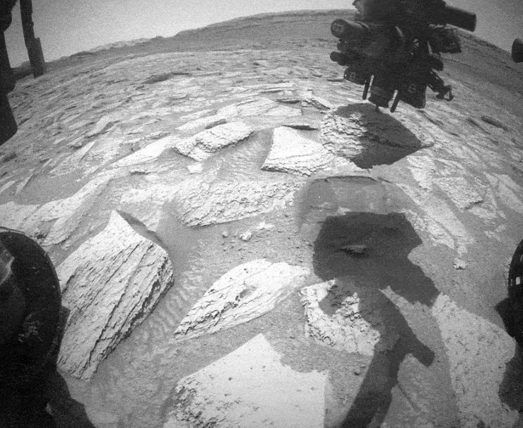 Марсоход Curiosity застрял в камне на Марсе