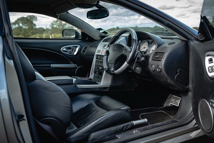 салон Aston Martin Vanquish, авто Джеймса Бонда, Джеймс Бонд, суперкар Aston Martin