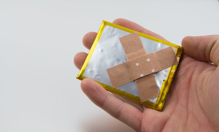 поврежденный аккумулятор, батарея