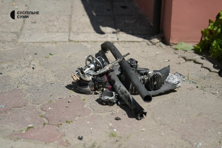 Обломки дрона, который 14 июля ударил по Сумскому университету