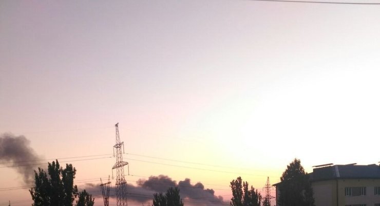 В местных пабликах пишут, что перед пожаром прогремели два мощных взрыва