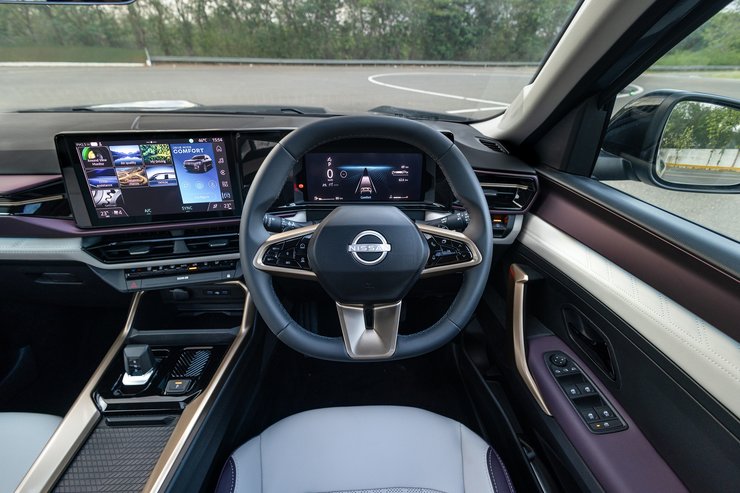 Салон Nissan Tekton