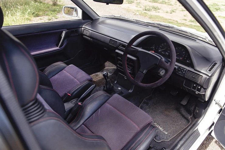 Салон Mazda 323 GT-R