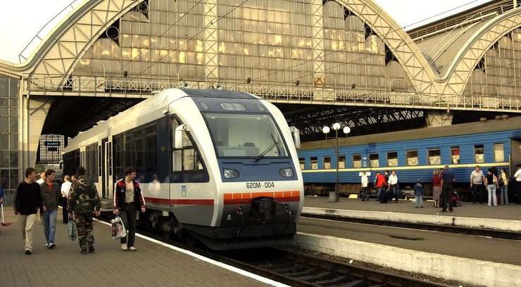 Частково кадровий голод пов'язаний з активною міграцією - громадяни переїхали на захід країни, а багато хто і за кордон