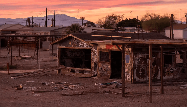 Бомбей-Біч, місто-привид, покинуте місто, пустеля, потоки пилу, пил, важко дихати, астма, шкідливе повітря, улюблене місце туристів