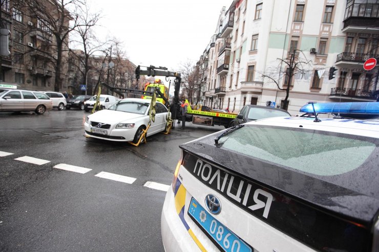 Полицейский имеет право остановить авто в случае нарушения правил движения водителем так же, как и водитель имеет право потом обжаловать штраф, назначенный полицейским