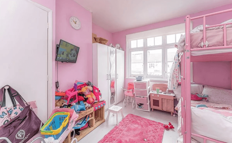 Необычная квартира, интерьер квартиры, вызывает головную боль, мигрень, трехкомнатная квартира, три спальни, серые обои