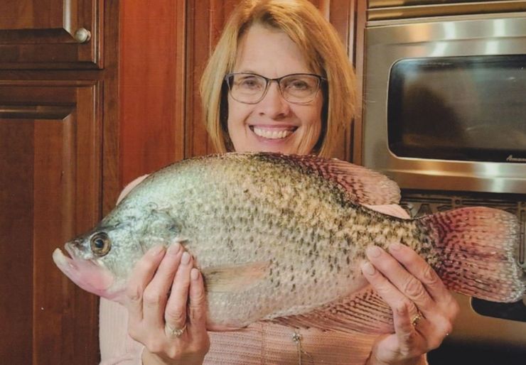 Американка Тереза Крой из Огайо поймала особый вид рыбы, белый краппи, курьезы, рекорды, рыба