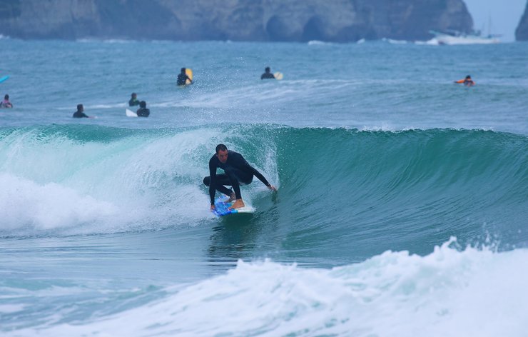 Пляж Цуригасаки, соревнования по серфингу, серфингисты на волнах