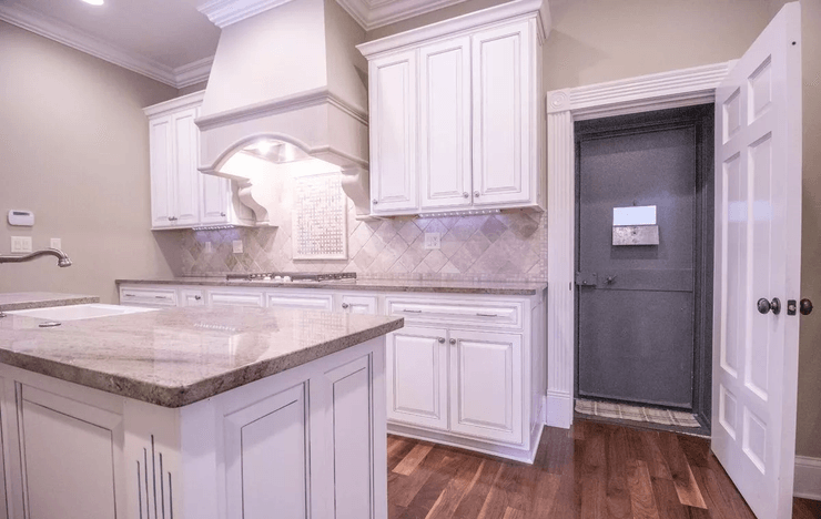 Дом с тюрьмой в подвале, законная тюрьма, тюрьма в доме, дом шерифа, необычный подвал, том с тайной, пугает людей,