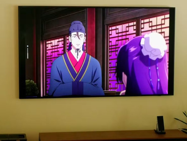 Смартфон транслює відео на телевізор через док-станцію