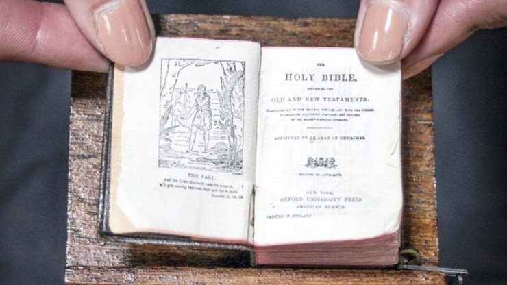 миниатюрная Библия, стол, пальцы, фото