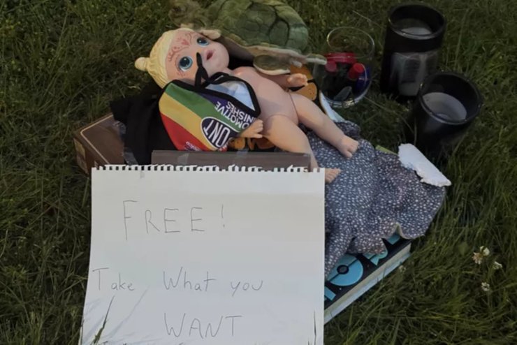 Мужчина бесплатно раздавал старые вещи, но вместе с ними забрали обеденный стол