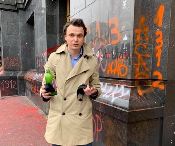 Николай Давыдюк,  свастика, вандализм, Офис президента, сергей стерненко, Дело Сергея Стерненко