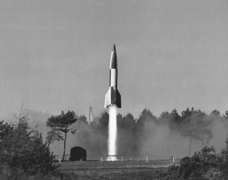 немецкая ракета V-2, немецкая ракета, ракета V-2, вундерваффе, ретро фото, Фау-2, ракета Фау-2, оружие возмездия, оружие второй мировой, секретное оружие рейха, ракета третьего рейха, баллистическая ракета, история оружия, оружие третьего рейха