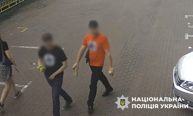 Иностранцы в футболках со свастикой разгуливают по Киеву