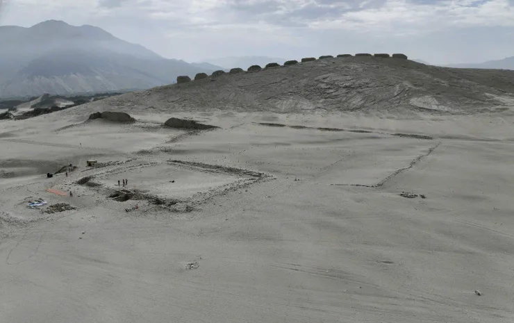 Споруда демонструє навмисне вирівнювання за сонцем