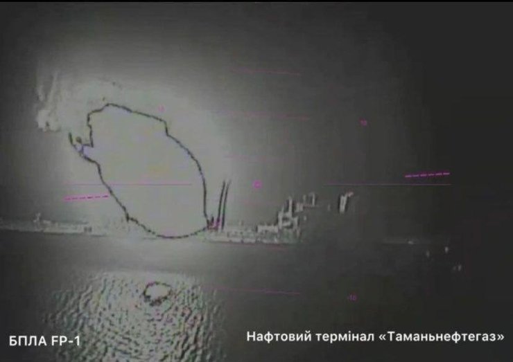 Черно-белое фото с Тамани 22 декабря со столбом огня из-за попадания FP-1