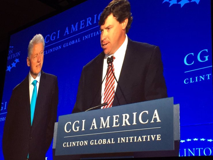 Нынешний глава семьи Кокс, Александр с Биллом Клинтоном