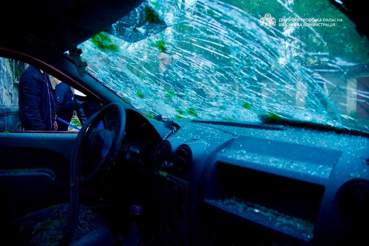 Пошкоджене авто через російський удар по Дніпру