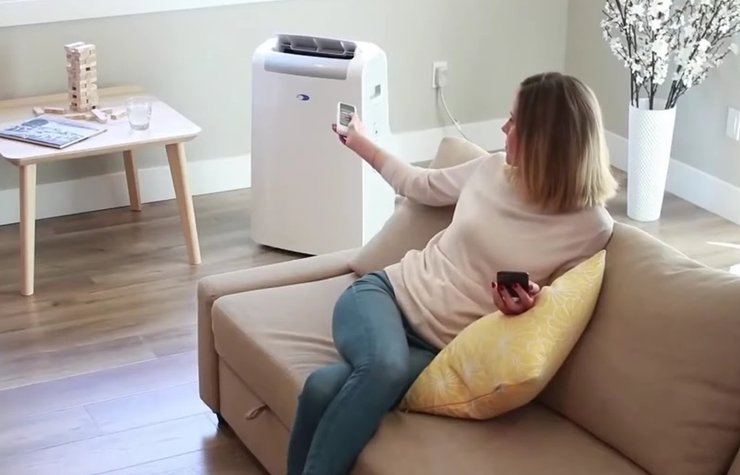 Мобильный кондиционер в комнате