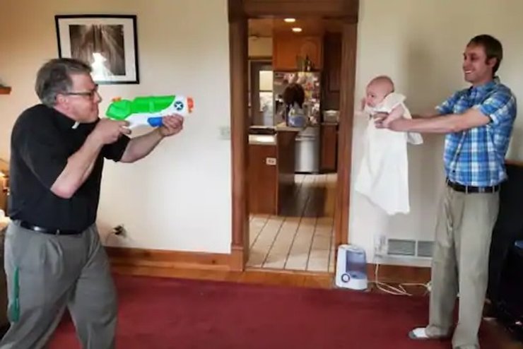 церковь, крещение, пандемия, водяной пистолет