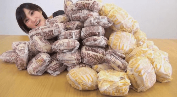 Женщина съела 100 бургеров за один присест, женщина много есть, необычно много ест, соревнование по поеданию, фуд блогер, еда,