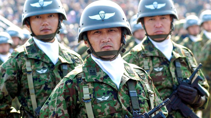 японські солдати дивляться на фотографа