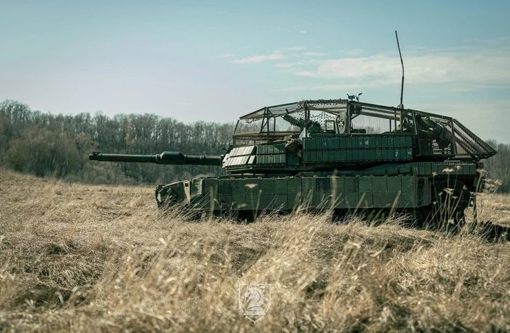 фото танка M1A1 Abrams з динамічним захистом Контакт-1 та антидроновою решіткою
