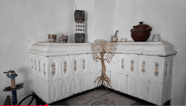 подруга нарисовала дерево на печи