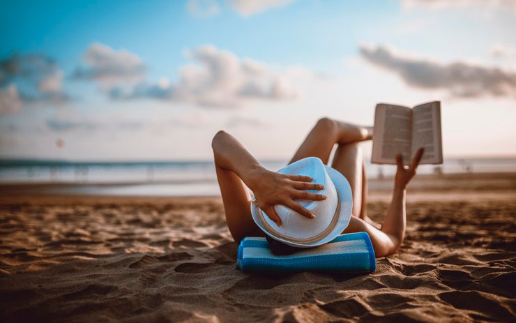 фото, чтение на пляже