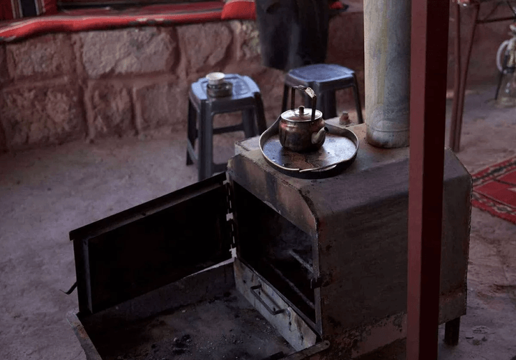 Женщина переехала в пещеру, пещера в пустыне, нашла мужа в соцсети, познакомились в Instagram, жизнь в пещере, необычное жилье