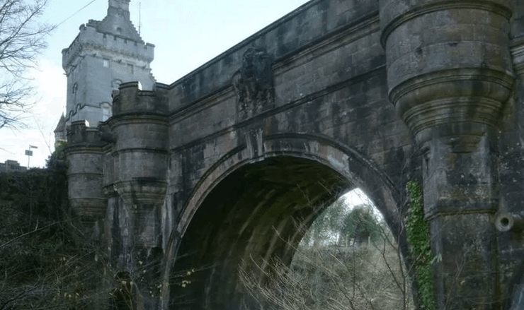 Старинный викторианский мост, мост, каменный мост, 600 собак, тайна моста, переправа, животные, обрыв, лес, дом рядом с мостом