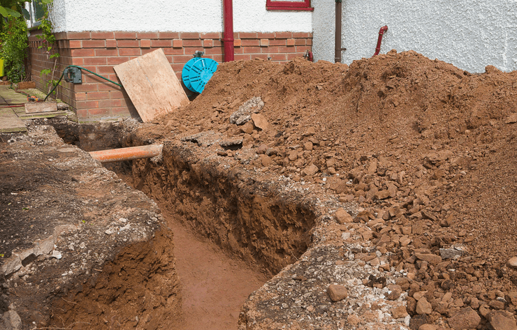 Несчастный случай на работе, похоронили заживо, мужчина копал траншею, случай на стройке, мужчина подал в суд на бывшего работодателя