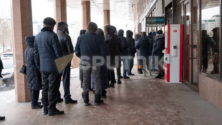 Біля банкоматів Народного банку в столиці Казахстану люди намагаються зняти гроші