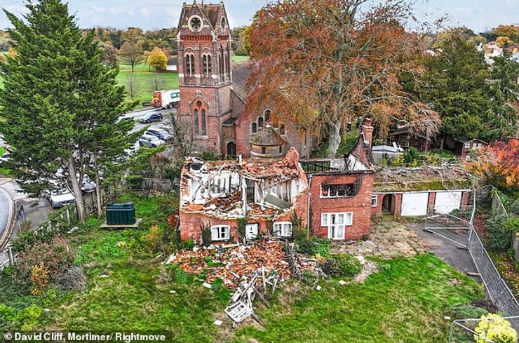 В Беркшире продают дом, от которого остался лишь каркас, но с дорогим ценником и "большим потенциалом".