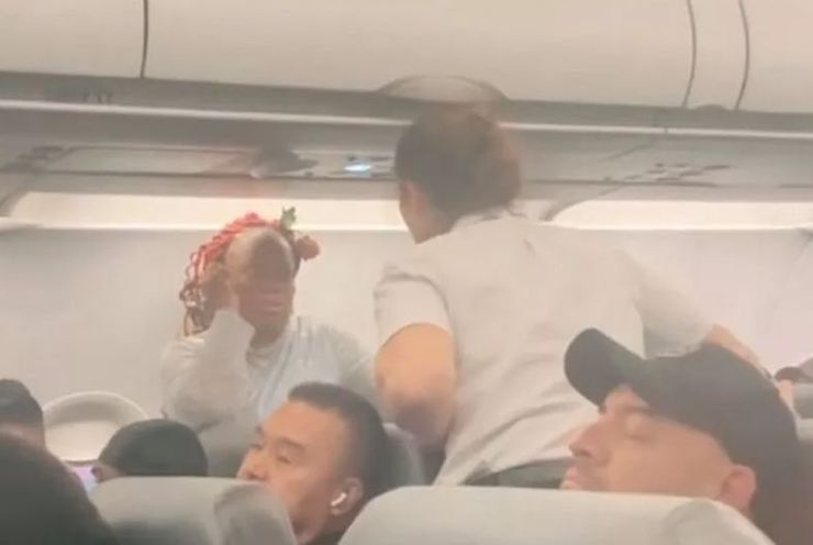 Скандал на борту авиакомпании Frontier Airlines, пассажирка пожелала развернуть самолет, чтобы вернуть свой телефон