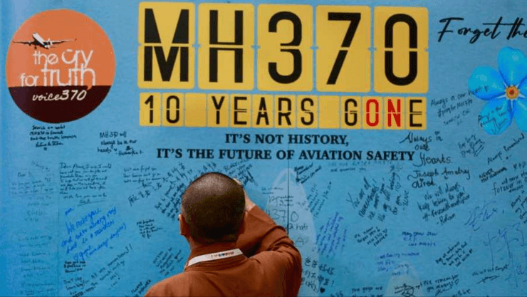 Памятный плакат, посвященный 10-летию исчезновения рейса MH370 авиакомпании Malaysia Airlines