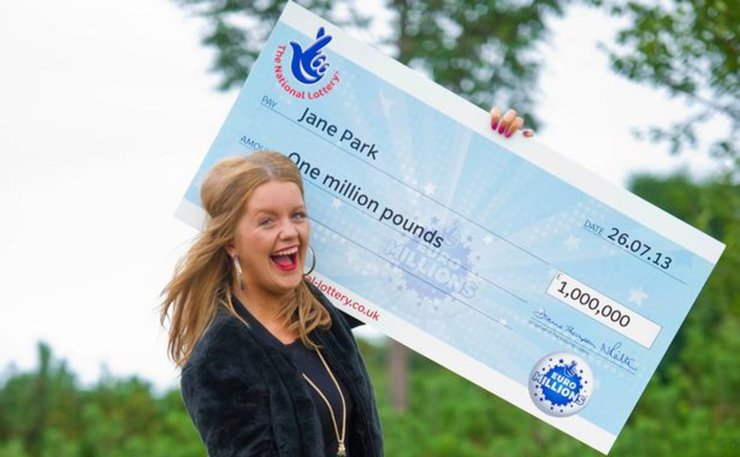 Дівчина, жінка, диван, Джейн Парк, наймолодша переможниця EuroMillions, чек, джекпот, лотерея, приз