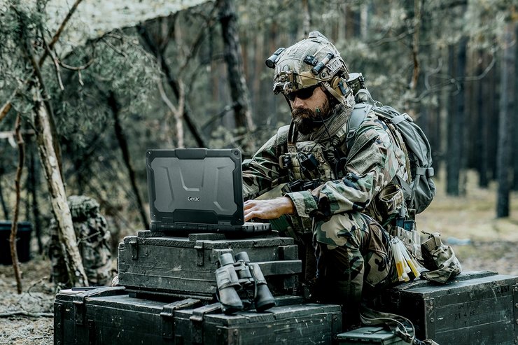 Военный с ноутбуком Getac X600 Server, ноутбук, Getac X600 Server, X600 Server
