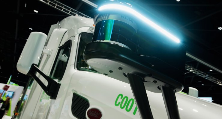 Два модуля с камерами и радарами смонтированы на капоте на двух выносных пилотах