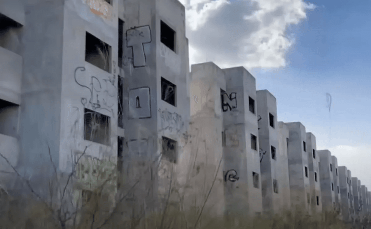 Заброшенные дома в Мексике, заброшенные дома, тайные захоронения, Чернобыль, курьезы, картель, жилой комплекс, тайные могилы