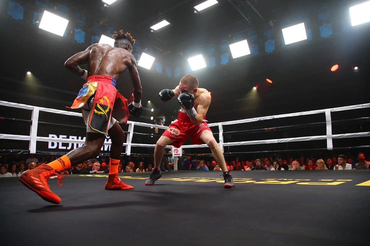 Олег Малиновский и Натаниэль Какололо в ринге