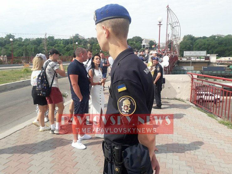 Люди і поліцейський