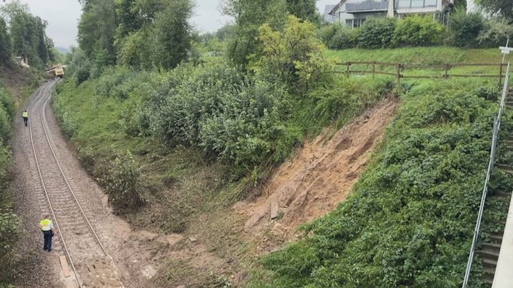 потяг зійшов з рейок