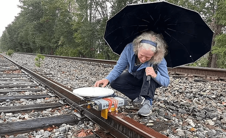 Загадочные огни в лесу, призрачные огни, городская легенда, заброшенная железная дорога, лес, легенда о призраке, призрак с фонарем, исследование, ученые